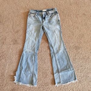 We The Free Denim Flared Jeans Sz 26 Light Wash *raw Fringe Cut Bottoms